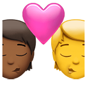 🧑🏾‍❤️‍💋‍🧑 Emoji sich küssendes Paar: Person, Person, mitteldunkle Hautfarbe, Kein Hautton Apple iOS 15.4.