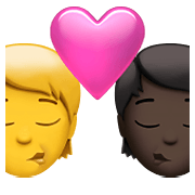 Emoji 🧑‍❤️‍💋‍🧑🏿 Bacio Tra Coppia: persona, persona, Nessun tono della pelle, Carnagione Scura su Apple iOS 15.4.