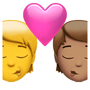 Emoji 🧑‍❤️‍💋‍🧑🏽 Bacio Tra Coppia: persona, persona, Nessun tono della pelle, Carnagione Olivastra su Apple iOS 15.4.