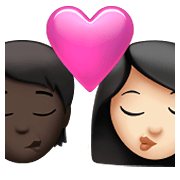 🧑🏿‍❤️‍💋‍👩🏻 Emoji Beijo: Pessoa, Mulher, Pele Escura, Pele Clara na Apple iOS 15.4.