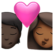 🧑🏿‍❤️‍💋‍👩🏾 Emoji sich küssendes Paar: Person, Frau, dunkle Hautfarbe, mitteldunkle Hautfarbe Apple iOS 15.4.