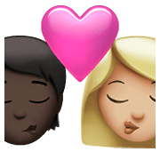 Emoji 🧑🏿‍❤️‍💋‍👩🏼 Bacio Tra Coppia: persona, Donna, Carnagione Scura, Carnagione Abbastanza Chiara su Apple iOS 15.4.