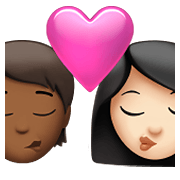 🧑🏾‍❤️‍💋‍👩🏻 Emoji sich küssendes Paar: Person, Frau, mitteldunkle Hautfarbe, helle Hautfarbe Apple iOS 15.4.