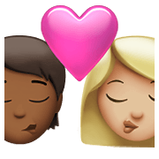 🧑🏾‍❤️‍💋‍👩🏼 Emoji sich küssendes Paar: Person, Frau, mitteldunkle Hautfarbe, mittelhelle Hautfarbe Apple iOS 15.4.