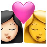 Emoji 👩🏻‍❤️‍💋‍👩 Bacio Tra Coppia - Donna: Carnagione Chiara, Donna su Apple iOS 15.4.