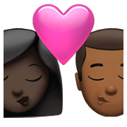👩🏿‍❤️‍💋‍👨🏾 Emoji Beijo - Mulher: Pele Escura, Homem: Pele Morena Escura na Apple iOS 15.4.