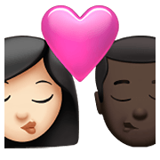 👩🏻‍❤️‍💋‍👨🏿 Emoji Beso - Mujer: Tono De Piel Claro, Hombre: Tono De Piel Oscuro en Apple iOS 15.4.