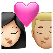 👩🏻‍❤️‍💋‍👨🏼 Emoji Beso - Mujer: Tono De Piel Claro, Hombre: Tono De Piel Claro Medio en Apple iOS 15.4.