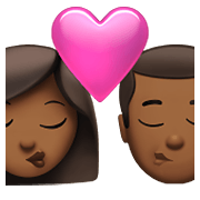 👩🏾‍❤️‍💋‍👨🏾 Emoji Beijo - Mulher: Pele Morena Escura, Homem: Pele Morena Escura na Apple iOS 15.4.