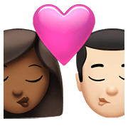 👩🏾‍❤️‍💋‍👨🏻 Emoji Beso Mujer: Tono De Piel Oscuro Medio, Hombre: Tono De Piel Claro en Apple iOS 15.4.