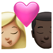 👩🏼‍❤️‍💋‍👨🏿 Emoji sich küssendes Paar - Frau: mittelhelle Hautfarbe, Mann: dunkle Hautfarbe Apple iOS 15.4.