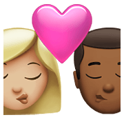 Emoji 👩🏼‍❤️‍💋‍👨🏾 Bacio Tra Coppia - Donna: Carnagione Abbastanza Chiara, Uomo: Carnagione Abbastanza Scura su Apple iOS 15.4.