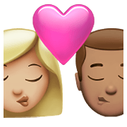 👩🏼‍❤️‍💋‍👨🏽 Emoji Beso - Mujer: Tono De Piel Claro Medio, Hombre: Tono De Piel Medio en Apple iOS 15.4.