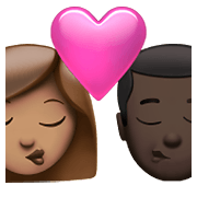 👩🏽‍❤️‍💋‍👨🏿 Emoji sich küssendes Paar - Frau: mittlere Hautfarbe, Mann: dunkle Hautfarbe Apple iOS 15.4.