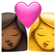 👩🏾‍❤️‍💋‍👩 Emoji Beijo - Mulher: Pele Morena Escura, Mulher na Apple iOS 15.4.