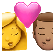 👩‍❤️‍💋‍👨🏽 Emoji Beijo - Mulher, Homem: Pele Morena na Apple iOS 15.4.