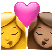 👩‍❤️‍💋‍👩🏽 Emoji Beijo - Mulher, Mulher: Pele Morena na Apple iOS 15.4.