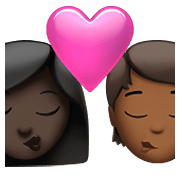 👩🏿‍❤️‍💋‍🧑🏾 Emoji sich küssendes Paar: Frau, Person, dunkle Hautfarbe, mitteldunkle Hautfarbe Apple iOS 15.4.