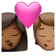 👩🏾‍❤️‍💋‍🧑🏽 Emoji sich küssendes Paar: Frau, Person, mitteldunkle Hautfarbe, mittlere Hautfarbe Apple iOS 15.4.