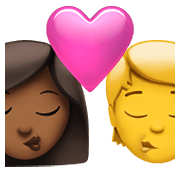 👩🏾‍❤️‍💋‍🧑 Emoji Beso: Mujer, Persona, Tono De Piel Oscuro Medio, Sin tono de piel en Apple iOS 15.4.