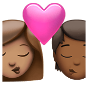 👩🏽‍❤️‍💋‍🧑🏾 Emoji sich küssendes Paar: Frau, Person, mittlere Hautfarbe, mitteldunkle Hautfarbe Apple iOS 15.4.