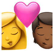 👩‍❤️‍💋‍🧑🏾 Emoji sich küssendes Paar: Frau, Person, Kein Hautton, mitteldunkle Hautfarbe Apple iOS 15.4.