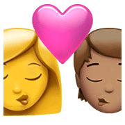 👩‍❤️‍💋‍🧑🏽 Emoji sich küssendes Paar: Frau, Person, Kein Hautton, mittlere Hautfarbe Apple iOS 15.4.