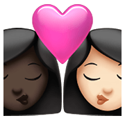 Emoji 👩🏿‍❤️‍💋‍👩🏻 Bacio Tra Coppia - Donna: Carnagione Scura, Donna: Carnagione Chiara su Apple iOS 15.4.