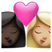 👩🏿‍❤️‍💋‍👩🏼 Emoji Beijo - Mulher: Pele Escura, Mulher: Pele Morena Clara na Apple iOS 15.4.
