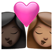 👩🏿‍❤️‍💋‍👩🏽 Emoji sich küssendes Paar - Frau: dunkle Hautfarbe, Frau: mittlere Hautfarbe Apple iOS 15.4.