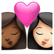 👩🏾‍❤️‍💋‍👩🏻 Emoji sich küssendes Paar - Frau: mitteldunkle Hautfarbe, Frau: helle Hautfarbe Apple iOS 15.4.