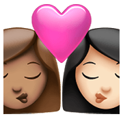 👩🏽‍❤️‍💋‍👩🏻 Emoji Beijo - Mulher: Pele Morena, Mulher: Pele Clara na Apple iOS 15.4.