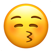 Emoji 😚 Faccina Che Bacia Con Occhi Chiusi su Apple iOS 15.4.