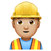 👷🏼‍♂️ Emoji Obrero Hombre: Tono De Piel Claro Medio en Apple iOS 15.4.