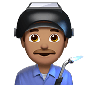 Emoji 👨🏽‍🏭 Operaio: Carnagione Olivastra su Apple iOS 15.4.