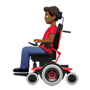 👨🏾‍🦼 Emoji Homem Em Cadeira De Rodas Motorizada: Pele Morena Escura na Apple iOS 15.4.