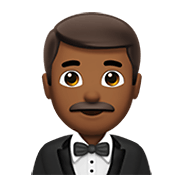 🤵🏾‍♂️ Emoji Homem de smoking: Pele Morena Escura na Apple iOS 15.4.