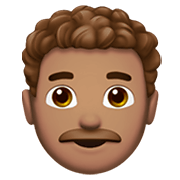Emoji 👨🏽‍🦱 Uomo: Carnagione Olivastra E Capelli Ricci su Apple iOS 15.4.