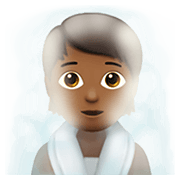 🧖🏾 Emoji Person in Dampfsauna: mitteldunkle Hautfarbe Apple iOS 15.4.