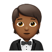 🤵🏾 Emoji Person im Smoking: mitteldunkle Hautfarbe Apple iOS 15.4.