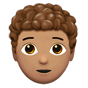 Émoji 🧑🏽‍🦱 Adulte : Peau Légèrement Mate Et Cheveux Bouclés sur Apple iOS 15.4.