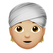 Emoji 👳🏼 Persona Con Turbante: Carnagione Abbastanza Chiara su Apple iOS 15.4.
