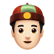 👲🏻 Emoji Mann mit chinesischem Hut: helle Hautfarbe Apple iOS 15.4.