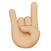 🤘🏼 Emoji Mano Haciendo El Signo De Cuernos: Tono De Piel Claro Medio en Apple iOS 15.4.