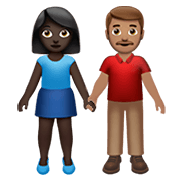 👩🏿‍🤝‍👨🏽 Emoji Mann und Frau halten Hände: dunkle Hautfarbe, mittlere Hautfarbe Apple iOS 15.4.