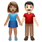 Émoji 👩🏽‍🤝‍👨🏻 Femme Et Homme Se Tenant La Main : Peau Légèrement Mate Et Peau Claire sur Apple iOS 15.4.