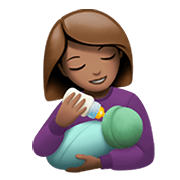 👩🏽‍🍼 Emoji Mulher Alimentando Bebê: Pele Morena na Apple iOS 15.4.