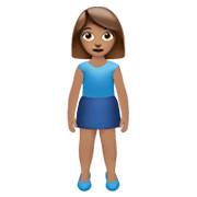 🧍🏽‍♀️ Emoji stehende Frau: mittlere Hautfarbe Apple iOS 15.4.