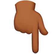 👇🏾 Emoji Dorso Da Mão Com Dedo Indicador Apontando Para Baixo: Pele Morena Escura na Apple iOS 16.4.