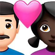 👨🏻‍❤️‍👩🏿 Emoji Liebespaar - Mann: helle Hautfarbe, Frau: dunkle Hautfarbe Apple iOS 16.4.